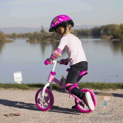 Малко момиче кара колело за баланс с каска Скай от Петралу -Тротнетки.БГ